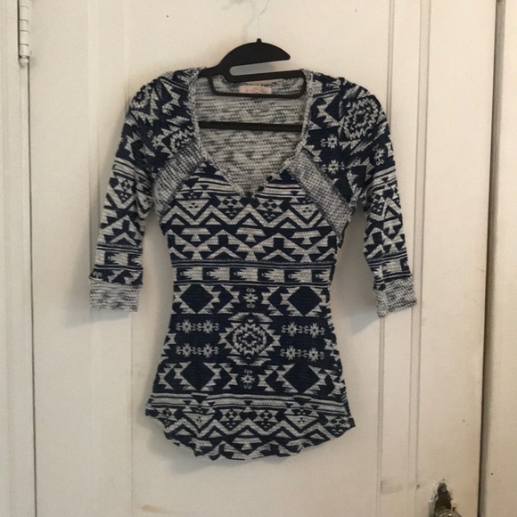 🌟ALMOST FAMOUS Aztec Print scrunch/stretchy shirt - Picture 2 of 7